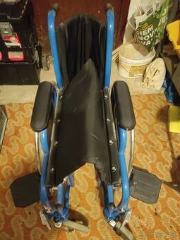 Invalidný vozik šírka sedaku je 44 a celková 46 cm
