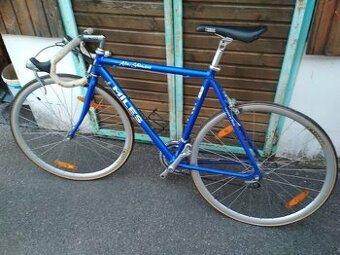 Cestny bicykel.