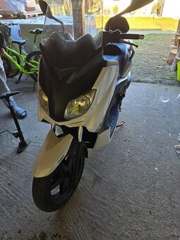 Predám skuter Ymaha Xmax 125 10.4kw zachovalom stave