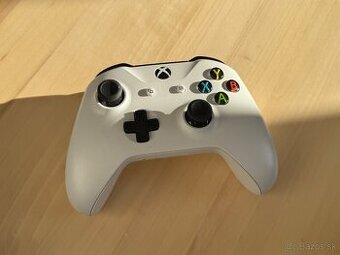 Biely ovladač pre xbox one, series s, series x