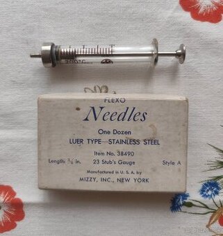 Retro kovové ihly so sklenenou striekačkou