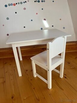 Krásný dětský stoleček