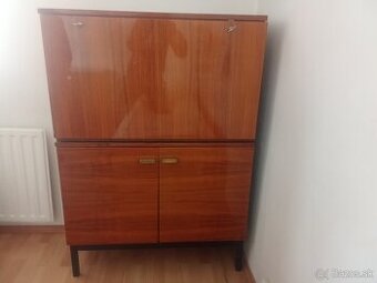 Predám sekretár spojený so s polovicou skrinkou.