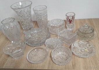 Poháre, čaše, vázy, ozdobné tanier, misa.