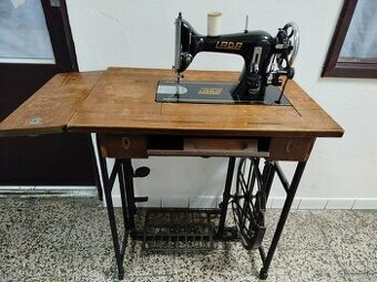 LADA--šijací stroj--stroj sa predáva ta ako je nafotený--CEN