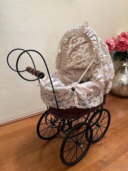 Starý kočiarik pre bábiku