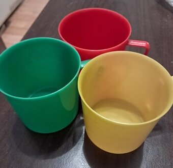 Plastové detské farebné hrnčeky