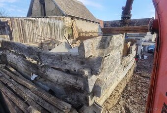 Dubové ručne kresané hranoly z drevenice