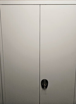 Kovové skrine na dokumenty, archív, kancelárie.