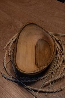 Ručne vyrobená drevená misa z orecha