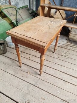 STAROŽITNÝ ROZKLADACÍ STÔL