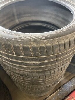 235 40 r19