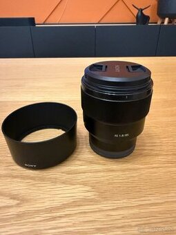 Sony FE 85mm f/1.8 – výborný stav, ostrý portrétny objektív