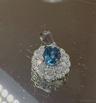 Exkluzívny strieborný prívesok s prírodným modrým topázom