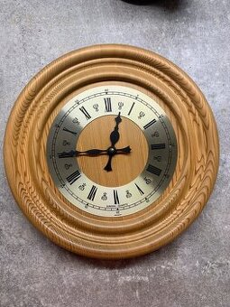 Drevene hodiny quartz