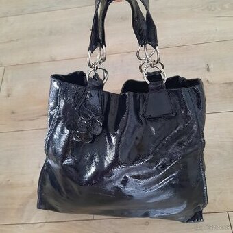 Čierna lakovaná kabelka