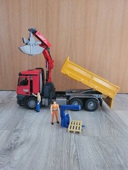 Bruder nakladne auto s rukou