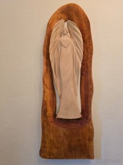 Drevená socha anjela