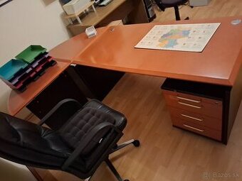 kancelársky stôl