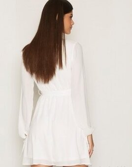 Krásne jemné biele šaty