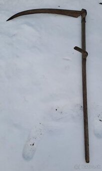 Starožitné náradie: kosa a obojručné píly na predaj