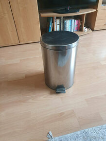Predám odpadový nerezový kôš 20l,zrkadlo,prútený stojan