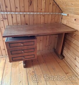 Drevený písací stôl