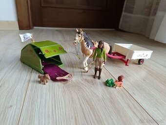 Schleich 42533 Sarah s koníkom a zvieratkami kempujú