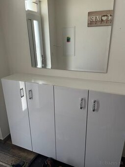 Skrinky na chodbu so zrkadlom