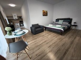 Prenájom 1 izbový nadštandarný byt s vlastným parkovaním
