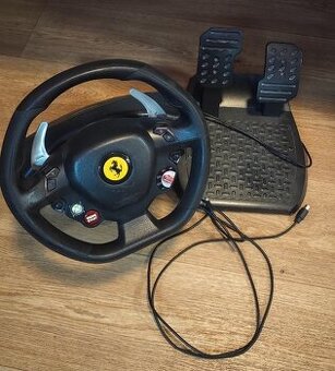 Volant ThrustMaster Ferrari na XBox360 a PC