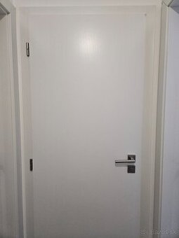 Vysoké interiérové dvere so zárubňami