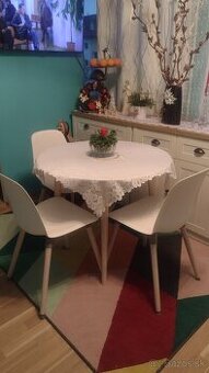 Predám okrúhly stôl a 3 x stoličky viď foto cena 80 eur.