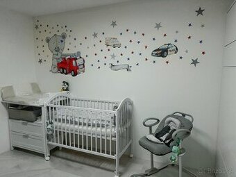 Detská postieľka s matracom a povlečením.