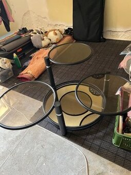 Sklenený konferenčný stolík