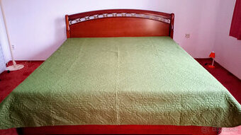 Manželská posteľ a komoda z masívu