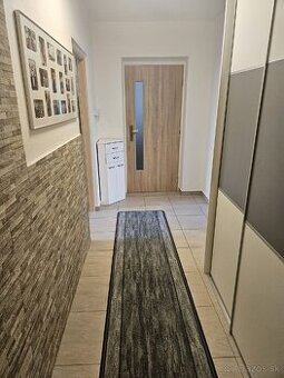 3-izbový byt so záhradou, altánkom a 2 garážami – Jur n/Hr.