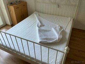 Kvalitná pevná posteľ s roštom a matracom