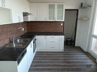NA PREDAJ REKONŠTRUOVANÝ 4 IZBOVÝ BYT S LOGGIOU, 88M2, UL. S