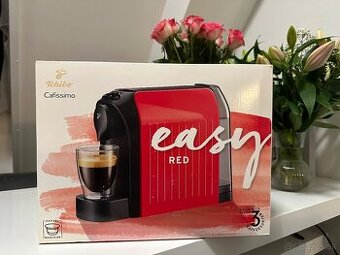 červeny kávovar na kapsuly Tchibo Cafissimo easy