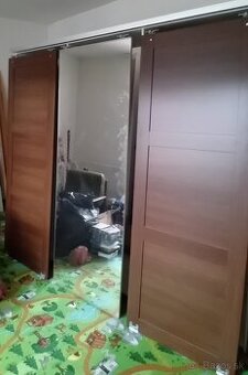 Skriňa s posuvnými dverami a zrkadlom