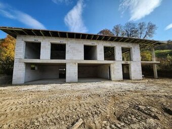vila 510 m2 + 30 m2 terasa, pozemok 2.531 m2 ,Mikušovce.