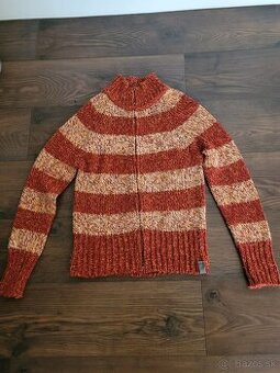 Sveter ku krku na zips, ktorý je obojstranný.