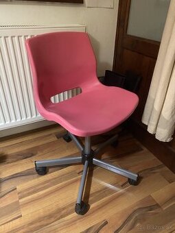 Ružová otočná stolička
