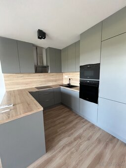 3 izb. byt s vlastným pozemkom + 2 parkovacie miesta