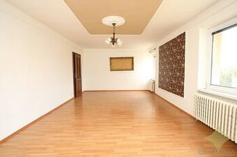 Priestranný rodinný dom s dvomi kúpeľňami  a ovocným sadom v - 1