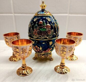 Krásne zlaté poháriky.