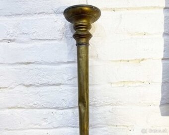 Starožitný mosadzný svietnik na veľu sviečku