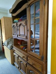 Rustikálny nábytok - priborník s vitrínou