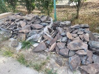 Štiepaný kameň andezit